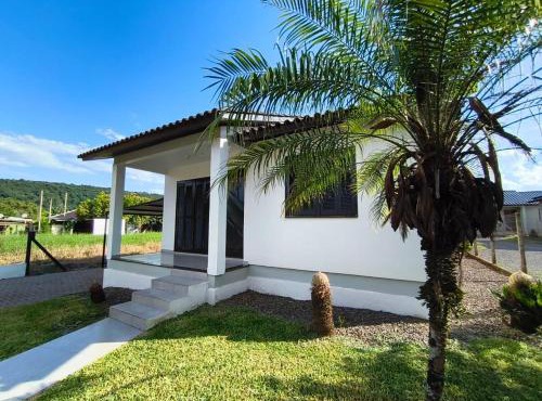 Casa térrea, cercada, na cidade do Cristo