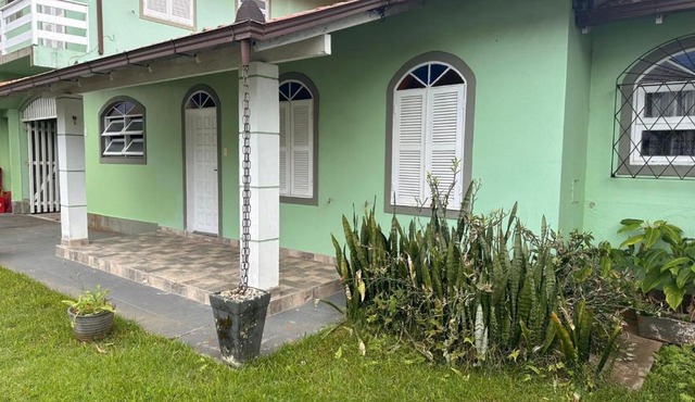 Casa térrea com churrasqueira a metros da praia