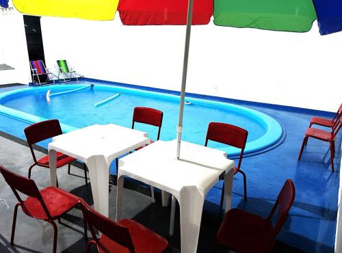 Casarão, piscina, conforto em condomínio fechado