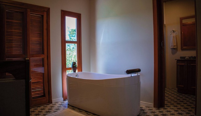 Celeste Suites, in Vale dos Vinhedos with Bathtub and Colonial Breakfast