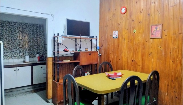 Centrally located house Yrigoyen