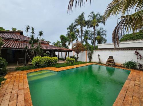 Chácara aconchegante com piscina e churrasqueira