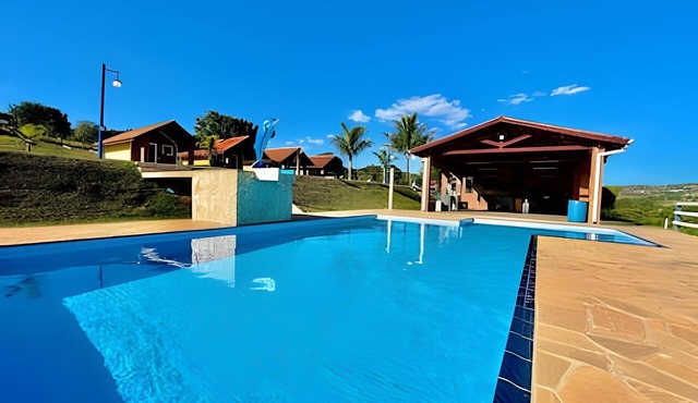 Chácara com 4 Chalés, grande piscina e muito verde