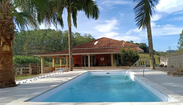 Chacara com Piscina e Churrasqueira em Lagoinha