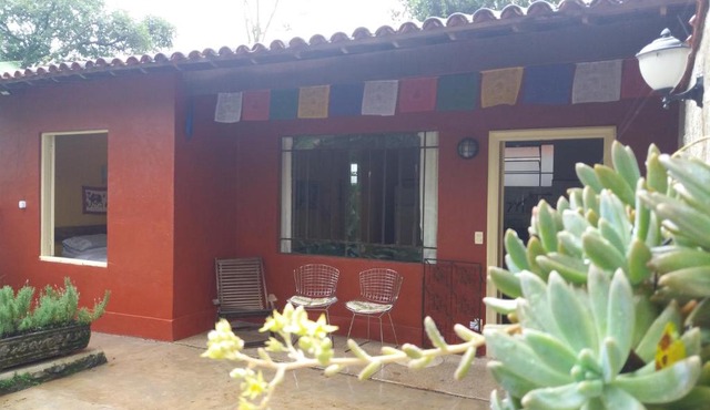 "Chalé Balines Oroboro" 1 - Casa com jardim de 150 m e cozinha completa em Macacos