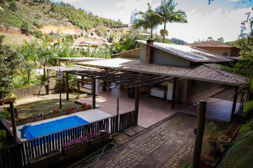 Chalé com Deck e Churrasqueira nas Montanhas