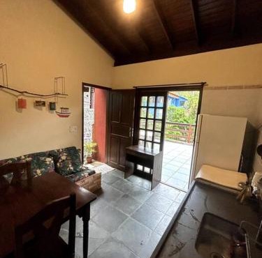 Chalé com varanda e churrasqueira próximo a praia