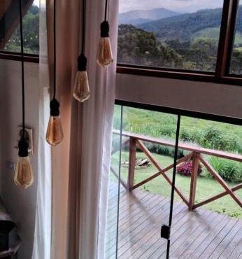 Chalé com vidros e hidromassagem