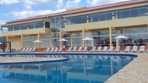 Chalé em Resort Catarina Home Club, Conforto, piscina e lazer completo