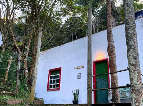 Chalé na floresta com varanda