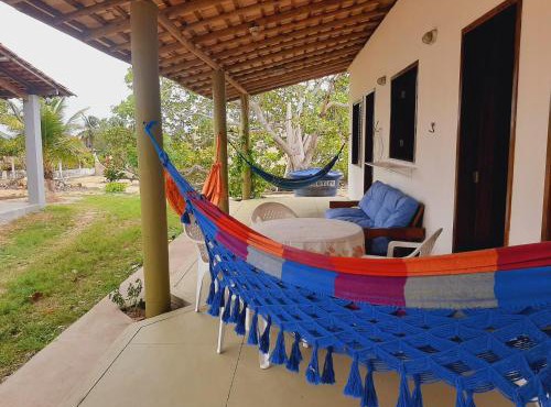 CHALE PERTO DA PRAIA COM DUAS SUITES E VARANDAO