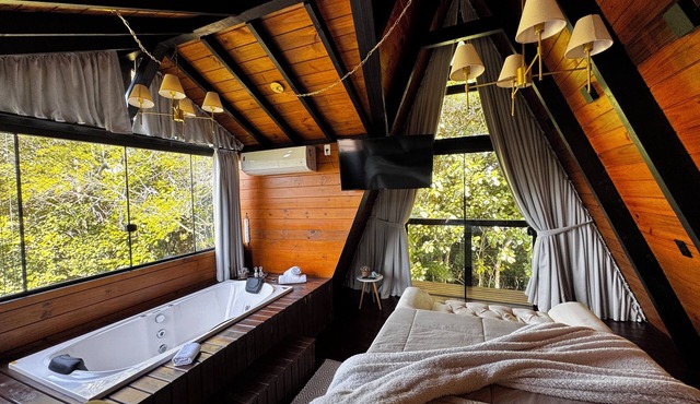 Chalet with bathtub, hill view, and pet-friendly.