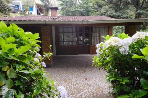 Chalet with fireplace and private barbecue, 50m from the waterfall!