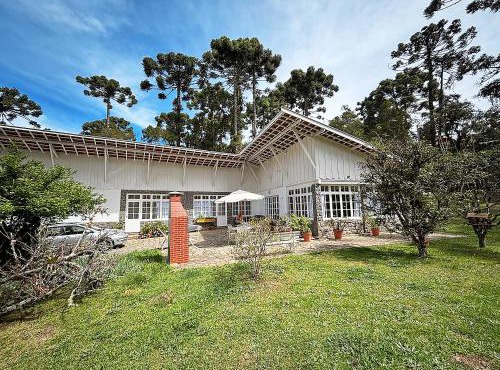 "Charme do Embaixador"- Equipadíssima para 9 pessoas - SAUNA , FORNO PIZZA, PIANO, SKY TV - 5000 m2 de ar puro - Caseiro Mordomia