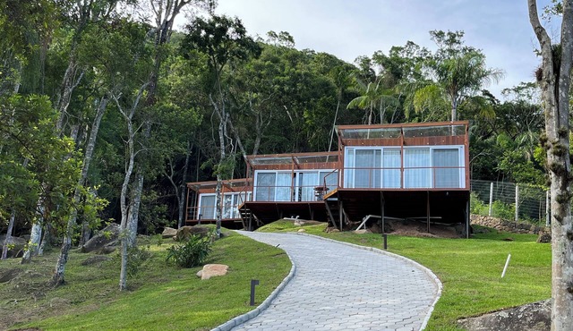 Charming 1-bedroom bungalow in enjoyable Açores Florianópolis with AC
