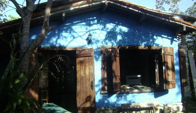 charming and cozy beach house with a large green area near the outside Taipu