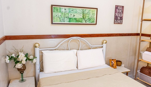 Charming Hillside Getaway: Hill House with Pool and Fireplace - 10 min to Beach