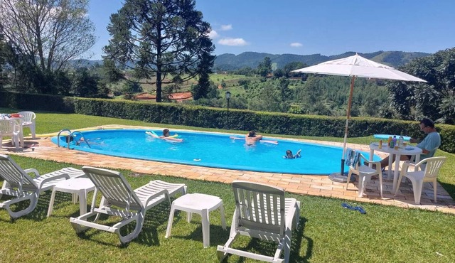 Charming home, gourmet ranch, WIFI, game room, beautiful view of the mountains!