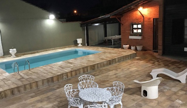 Charming house with pool for families, close to the sea and shops.