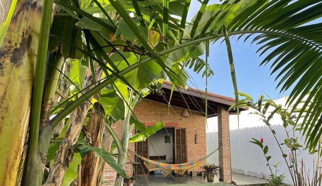Charming house with tropical garden 1500 meters from Cruzeiro beach.