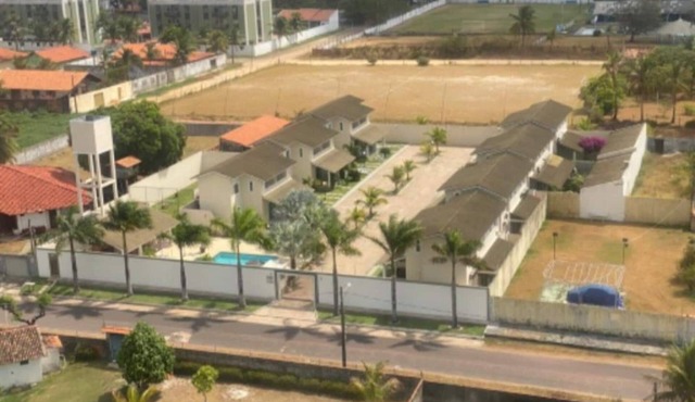 Charming little house with Wi-Fi and club next door in a gated community.