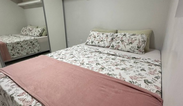 Charmoso apartamento com uma suíte confortável, cozinha completa, wifi e ar