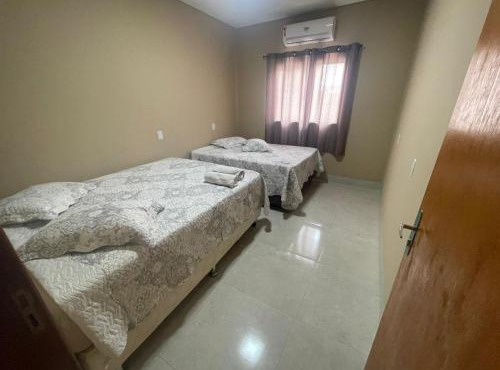 Check-in AUTÔNOMO, churrasqueira em Casa! Acesse 2ar, 2q,2B, pague 4 ou mais hóspedes, até 6 camas e tem pátio, garagem, roupa de cama, máquina de lavar roupas, portão eletrônico, todos privativos! Desconta duração! Entrada 15h adiante, inclusive madruga