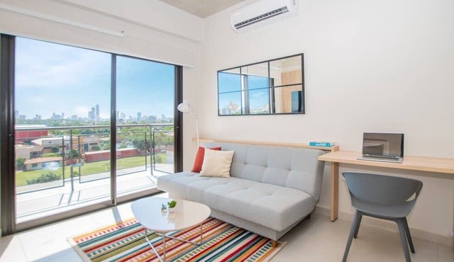 Chic 2BR | Pool & BBQ Lounge | 10 mins to Shopping