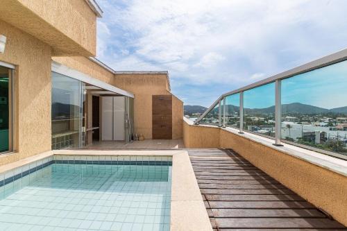 Cobertura com piscina privativa, churrasqueira e vista canal