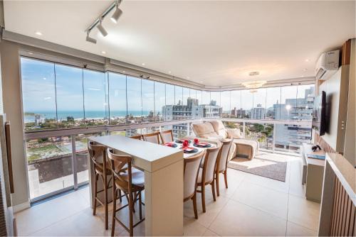 Cobertura com vista panorâmica da Praia da Vila