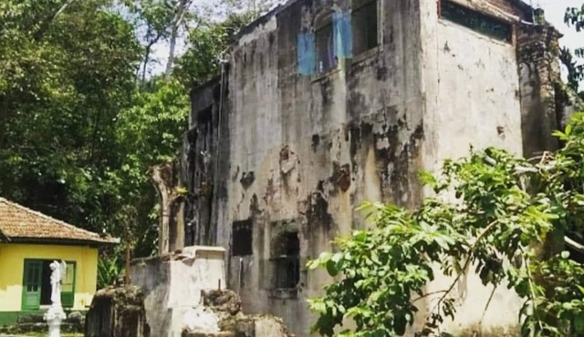colonial house