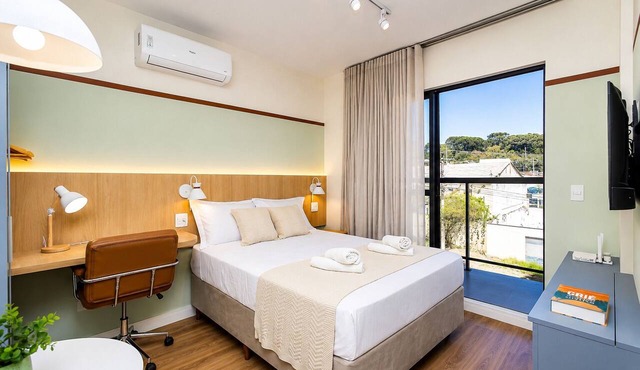 Comfortable studio apartment with garage, balcony, air conditioning (hot/cold), and gym.