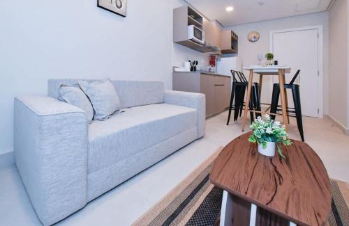 Comfy Apt w Pool & Coworking