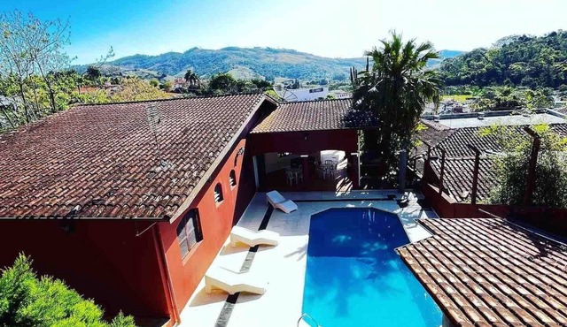 Complete Country House with Private Pool, 4 Suites and Pet Area – Lindóia