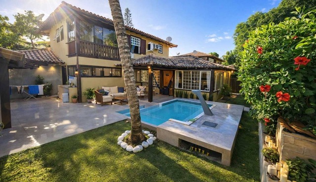 Complete house in Búzios with pool and gourmet area for up to 10 people.