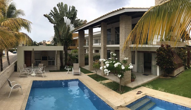 Complete house, 4 bedrooms with air conditioning, 2 of which are suites, 5 bathrooms, swimming pool, barbecue area.