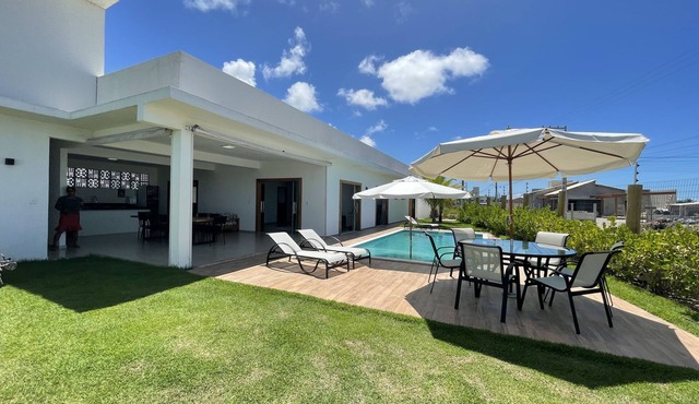 Complete house with 5 suites, swimming pool, 1 minute from the beach.