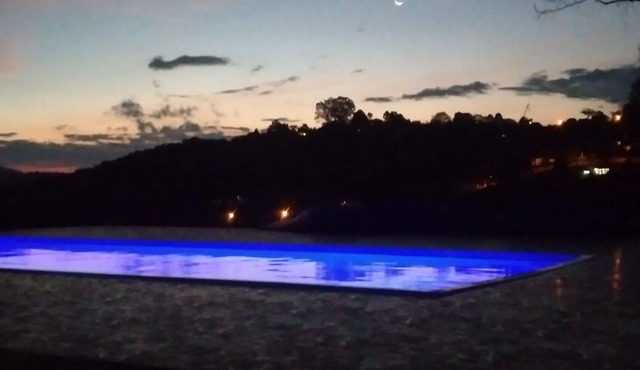 Complete house with two barbecue grills, swimming pool, kiosk, fishing spot on site.