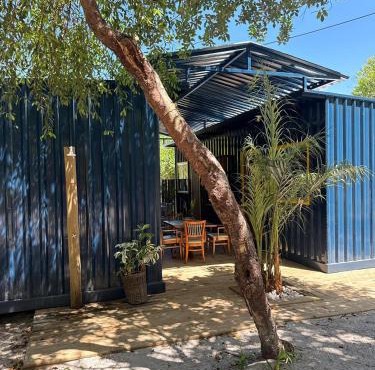 Container Azul na beira do rio e a poucos metros do mar em mogiquiçaba bahia