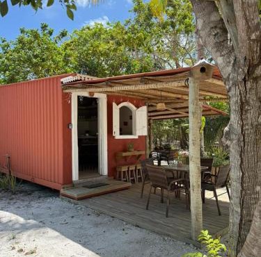 Container Vermelho na beira do rio e a poucos metros do mar com cozinha completo em mogiquiçaba bahia