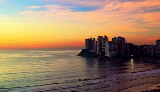 COVERAGE WITH PRIVATE POOL BUILDING IN FRONT OF THE SEA - SERV. BEACH -WI-FI. in Guaruja
