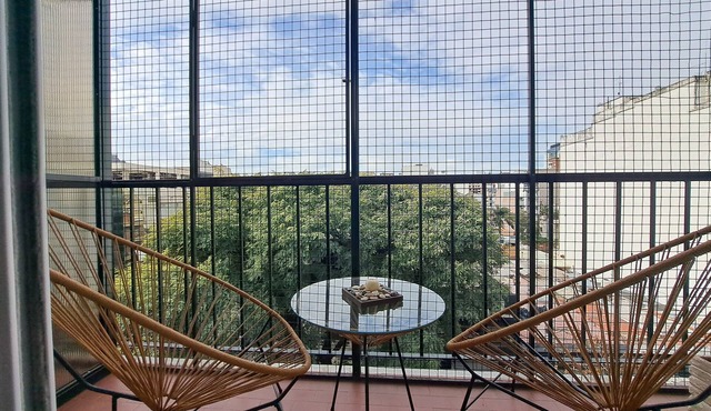 Cozy 1-bedroom with balcony and 1 block away from Metro!