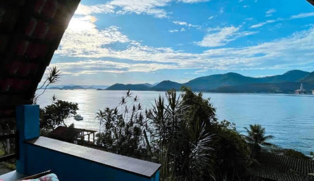 Cozy chalet with beautiful views and direct access to the sea.