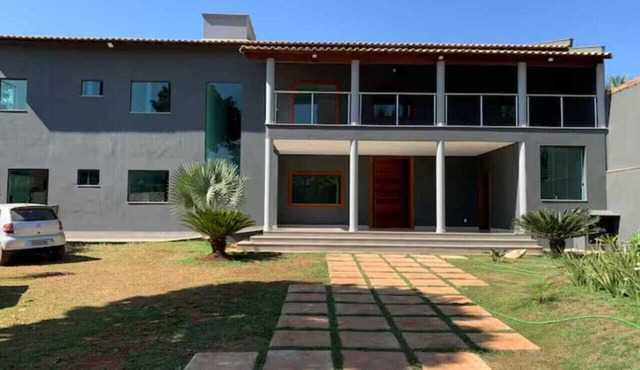 Cozy house. 5 km from BR 040 highway, 10 km from the shopping mall and 15 km from Lagoa Paulino lagoon.