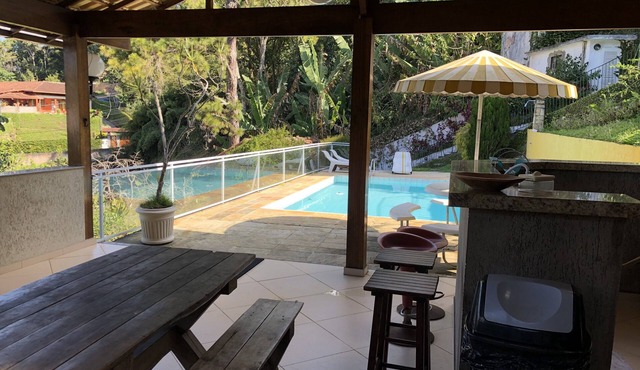Cozy house, fireplace, swimming pool, barbecue. Best region in RJ.