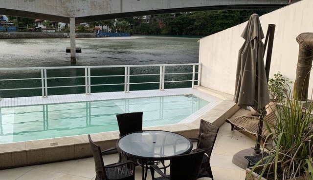 Cozy house with infinity pool in Joá.