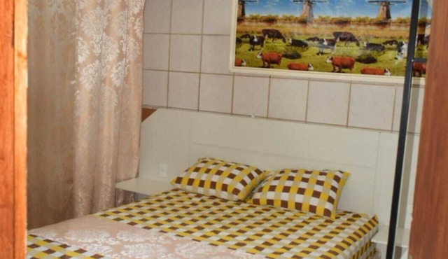 Cozy room, with TV access to over 400 channels from around the world. Nice place