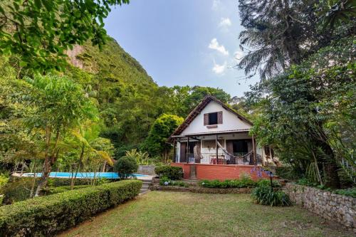 CurtaTere fireplace pool pet friendly garden