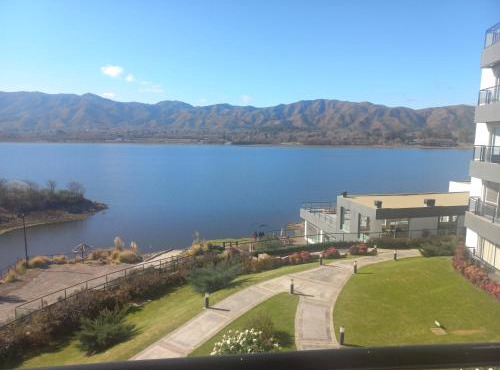 departamento complejo Veneto Village con vista al lago