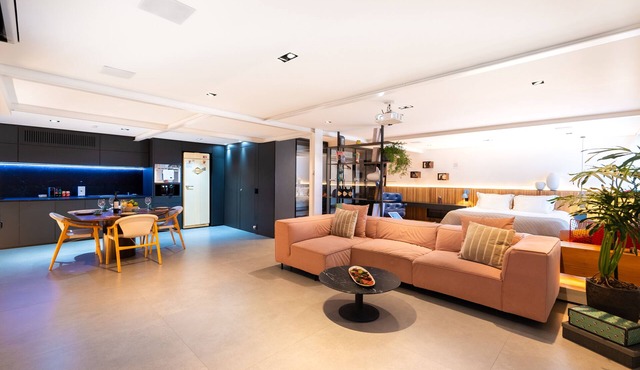 Design Loft 860 ft sq Private Garden and Free Airport Transfer for 5 Night Stays